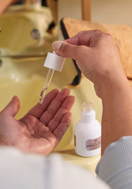 The Body Shop Drops of Light Brightening Serum - Image 4