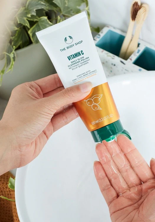 The Body Shop Vitamin C Glow Cleansing Polish – 100 ml - Image 2