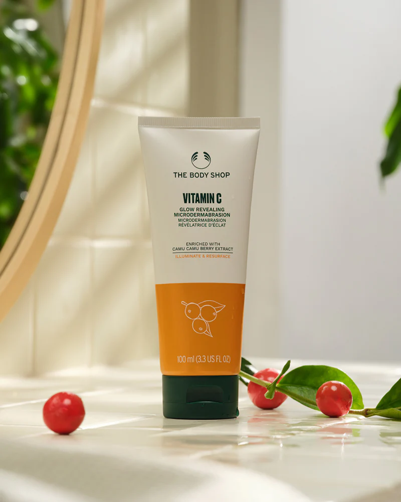 The Body Shop Vitamin C Glow Revealing Microdermabrasion – 100 ml - Image 3