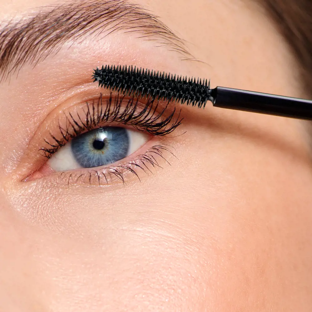 Oriflame Giordani Gold Lash Iconic Waterproof Mascara – Black, Volumizing & Long-Lasting (8ml) - Image 3